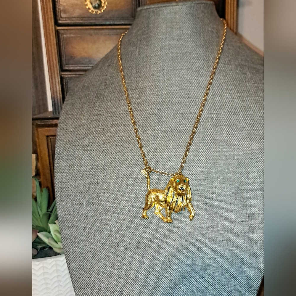 Vtg 70s/80s Gold Tone Green Eyed Roaring Lion Pendant & Necklace